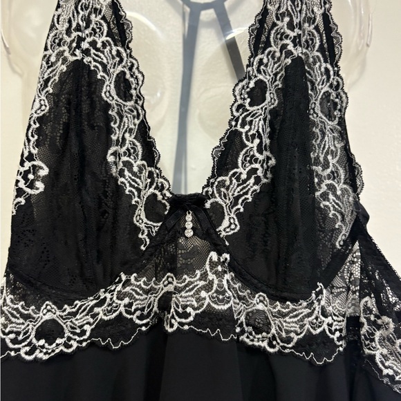 Elegant Black Lace Women's Pajama - Picture 3 of 7